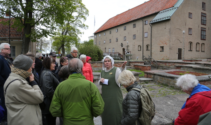 Lite kyligt väder vid stadsrundvandringen i Vadstena.