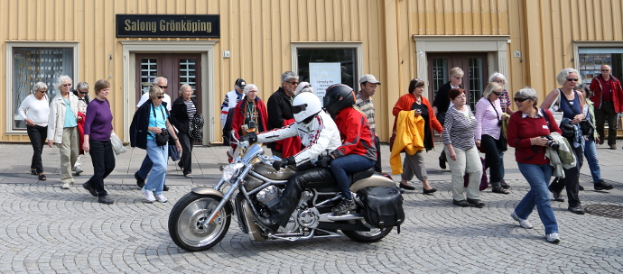 Vi vandrade genom trästaden.