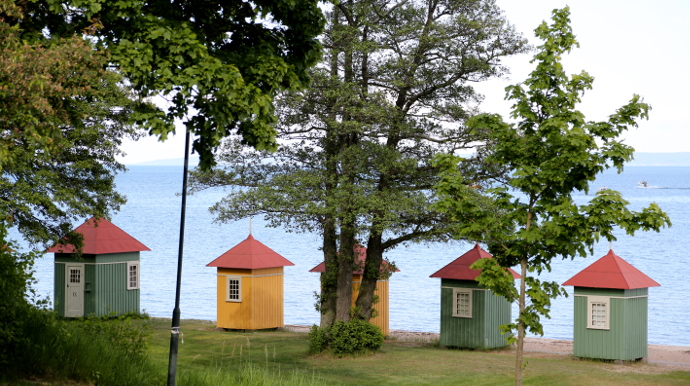 Badhus längs Vätterns strand.