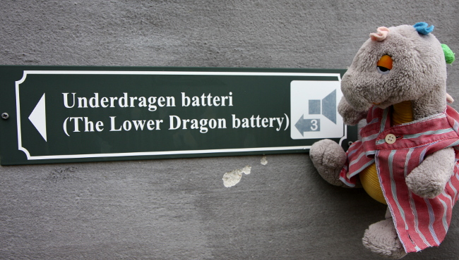 Ubbe Drake framför en skylt som visar vägen till "Lower Dragon Battery".