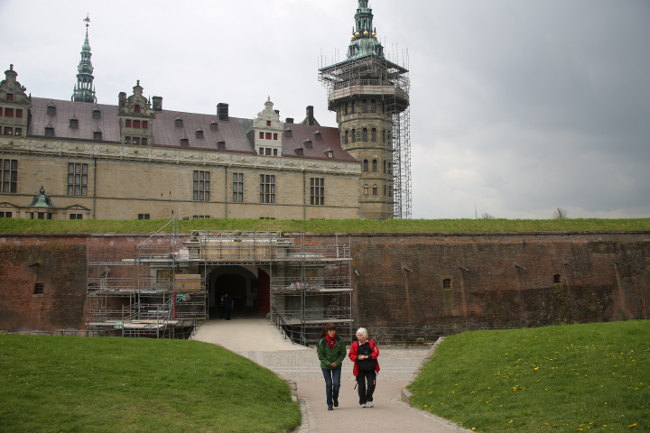 Som framgår av byggnadsställningarna, pågick en renovering av slottet.